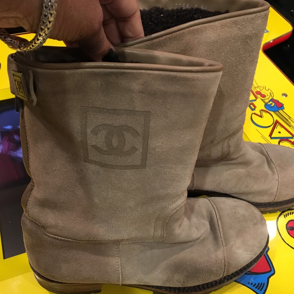 Chanel boots, they are used, requires cleaning